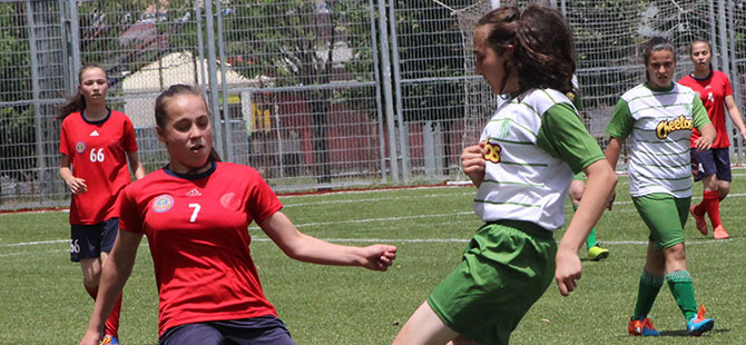 Harb İş Spor’lu kızlardan Ovacık’a futbol dersi