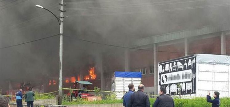 Trabzon’da mobilya fabrikası alev alev yandı