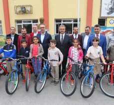 Bisiklet Dağıtımı Okullarda Sürüyor