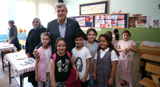 Başkan Karaosmanoğlu, Gebze’deki Okulları Ziyaret Etti