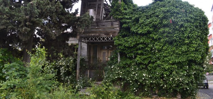 Darıca’daki tarihi ahşap evler tehlike saçıyor!