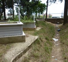 Osman Yılmaz Mezarlığı Çöp İçerisinde