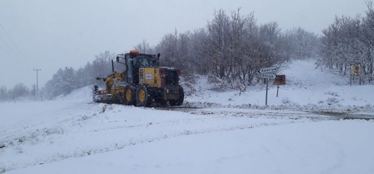 Büyükşehir ekipleri, kar yağışına anında müdahale ediyor
