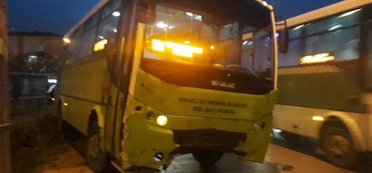 Halk otobüsü ile araç çarpıştı: 2 yaralı
