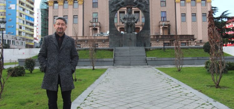 Rıdvan Şükür, Batum’da Çavçavadze’nin anıtını ziyaret etti