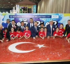 20 bin mozaikli Türk Bayrağını 1920 çocuk tamamladı