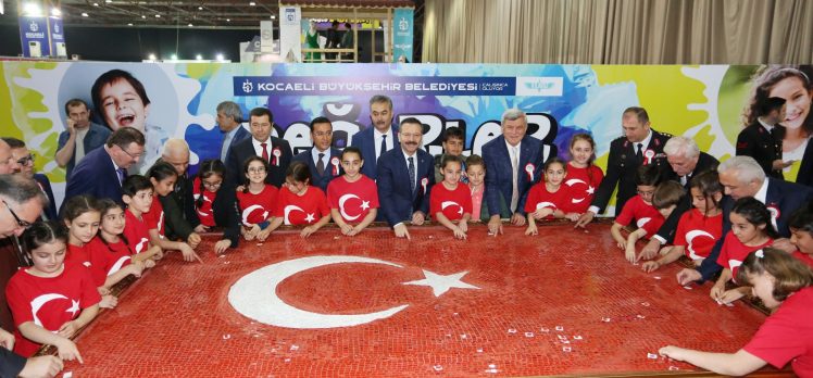 20 bin mozaikli Türk Bayrağını 1920 çocuk tamamladı