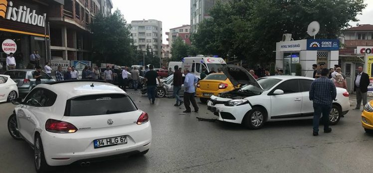 MHP Milletvekili adayı kaza yaptı: 2 yaralı