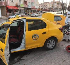 Darıca’da taksileri dezenfekte ediyor