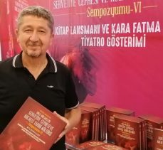 Rıdvan Şükür,  Sempozyum Kitabını Teslim Aldı