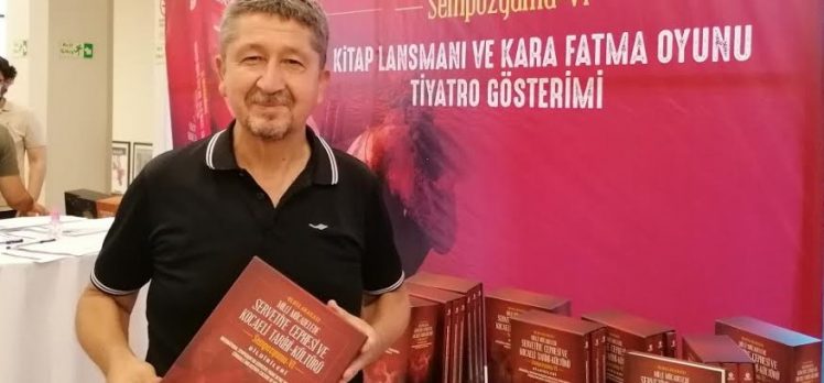 Rıdvan Şükür,  Sempozyum Kitabını Teslim Aldı