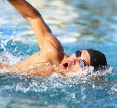 Yüzerken Yapılan Hatalar Omuz Ağrısına Neden Olabiliyor