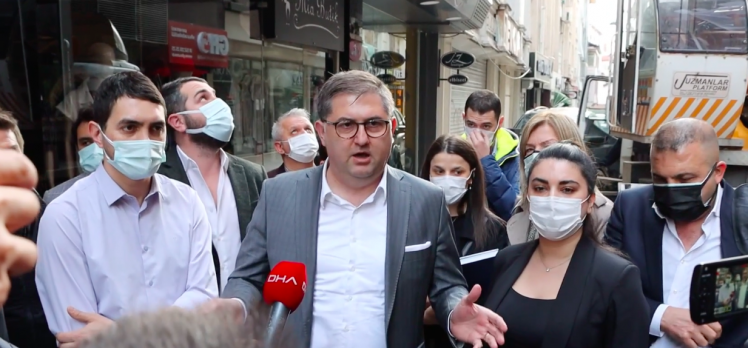 CHP Kocaeli afişlerin indirilmesini alkışlarla protesto etti