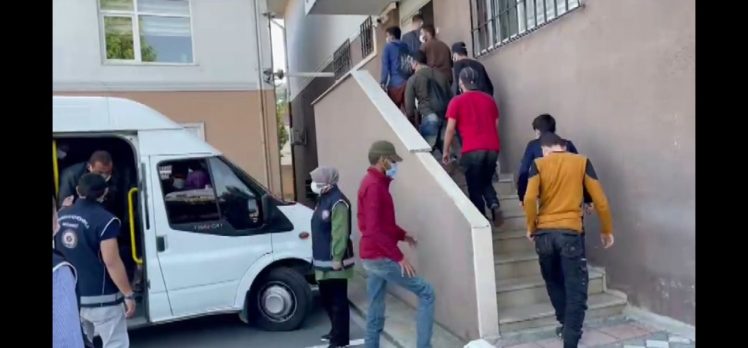 Emniyet minibüsün içinde 44 göçmen yakaladı