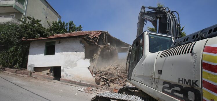 Zabıtan mahallesindeki hasarlı bina yıkıldı