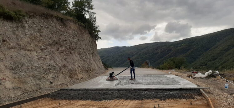 Karamürsel Avcıköy – Tahtalı köyleri arasına beton yol yapılıyor