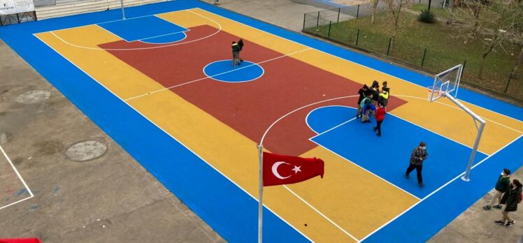 İzmit Edebali Ortaokuluna basketbol ve voleybol sahası