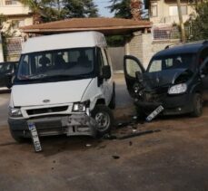 Minibüs ile hafif ticari araç çarpıştı: 1 yaralı