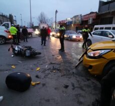 Taksiyle çarpışan motosikletin sürücüsü yaralandı