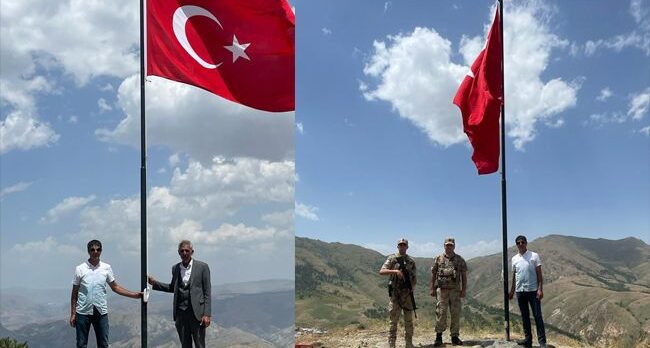 Gebzeli iş adamı Özkan Gedik’ten köyüne dev Türk Bayrağı