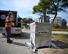 Çöp konteynerleri yerinde dezenfekte ediliyor