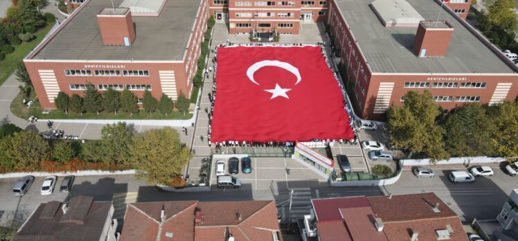 Deniz Yıldızları öğrencilerinden dev Türk bayrağı