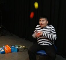 12 yaşındaki otizimli Ömer Ali jonglör gösterisiyle hayata tutunuyor