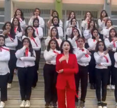 Liseli kız öğrenciler İstiklal Marşını işaret diliyle okudular…