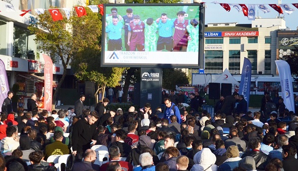  Gebze 15 Temmuz Milli İrade Meydanı’nda  Trabzonspor sevdalısı taraftarlar, UEFA