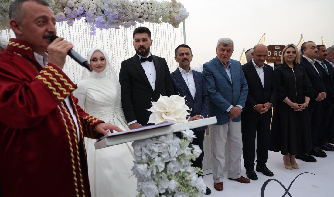 Darıca  Belediye Başkanı Muzaffer Bıyık’ın kızı  Tuğba, bugün akşam saatlerinde