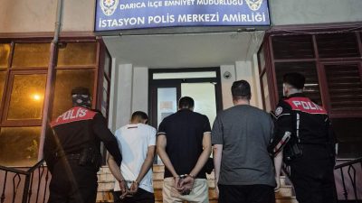 Darıca’da polisler tarafından üzerlerinde arama yapılan 2 şahısta uyuşturucu madde