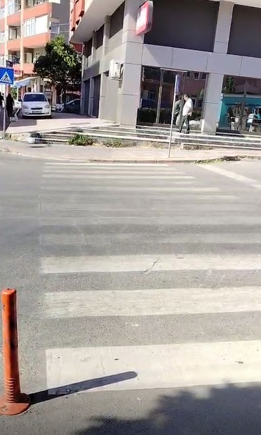 Gebze’nin Köşklüçeşme Mahallesi Bağdat Caddesi üzerinde bulunan yaya geçidinin çizgilerinin