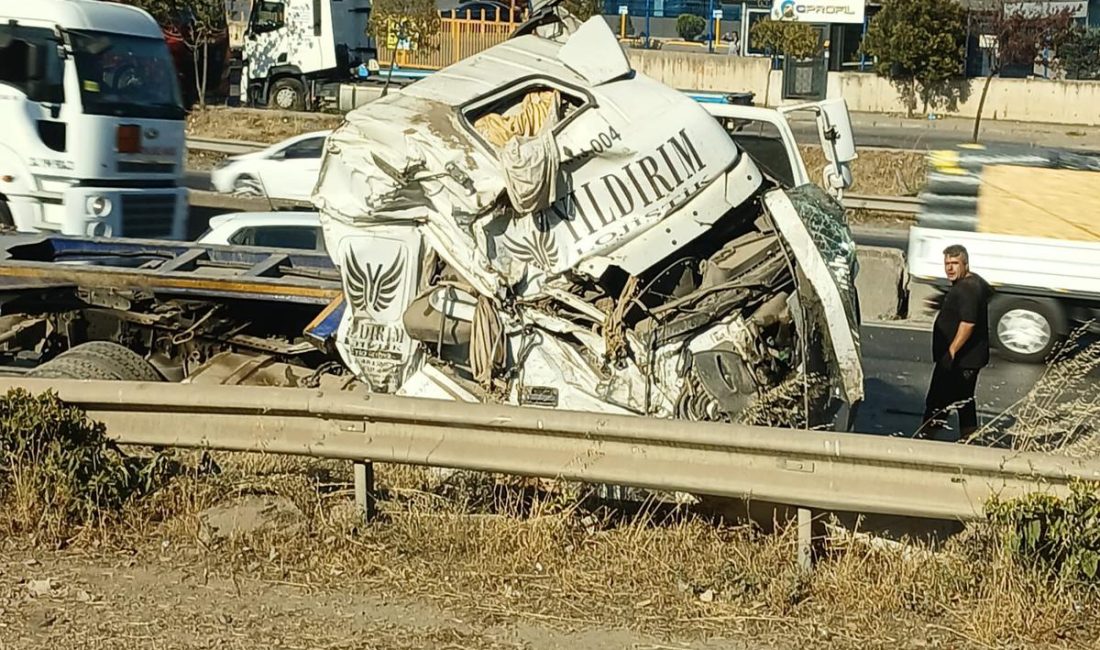 Dilovası'nda  bir TIR'ın üzerindeki konteynırın bir otomobilin üzerine düşmesi