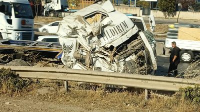 Dilovası'nda  bir TIR'ın üzerindeki konteynırın bir otomobilin üzerine düşmesi