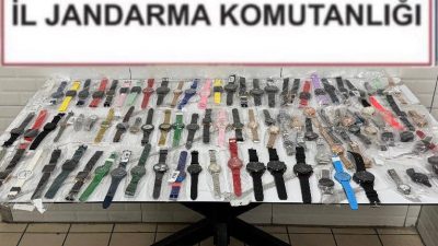 Jandarma Dilovası’nda kaçak saat ve traş makinesi operasyonu gerçekleştirdi.