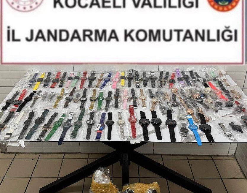 Jandarma Dilovası’nda kaçak saat ve traş makinesi operasyonu gerçekleştirdi.