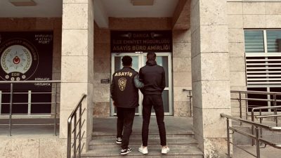 Darıca’da hırsızlık olayına karışan iki şüpheli, Kocaeli Emniyeti tarafından yakalanarak
