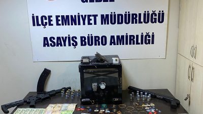 Bir evden içinde yüklü miktarda para ve ziynet eşyası bulunan