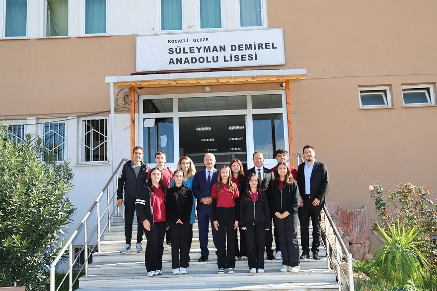 Gebze Belediye Başkanı Zinnur Büyükgöz, Süleyman Demirel Anadolu Lisesi’nde düzenlenen