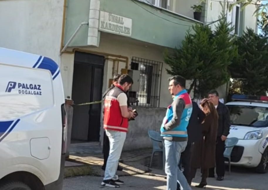 Çayırova Emek Mahallesinde dün gece saatlernide bir  evde çıkan yangında