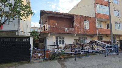 Gebze'nin GAziler Mahallesi'nde 2 katlı binanın ikinci katındaki balkon akşam