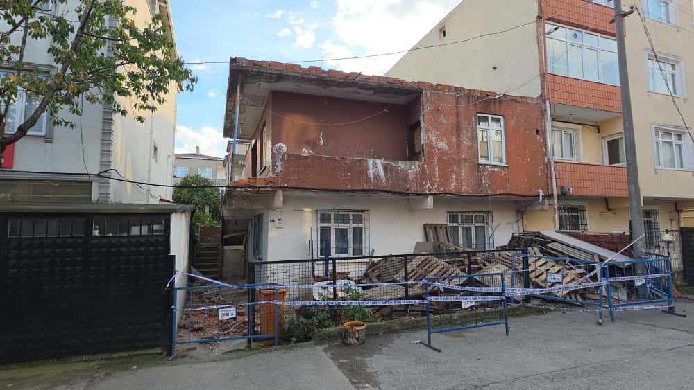 Gebze'nin GAziler Mahallesi'nde 2 katlı binanın ikinci katındaki balkon akşam