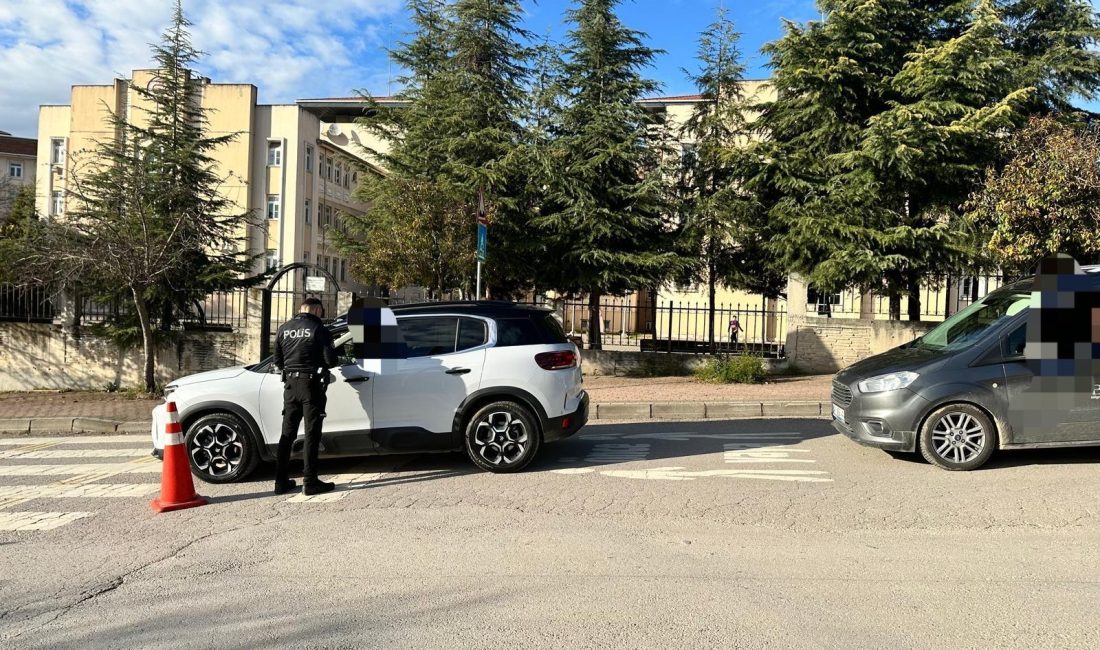 Çayırova’da polis tarafından  gerçekleştirilen “Güvenli Okul” uygulamasında 20 okul ve