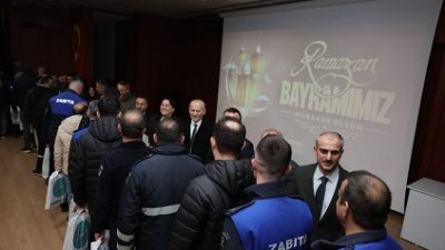 Çayırova Belediye Başkanı Bünyamin Çiftçi, mesai arkadaşlarıyla bir araya gelerek,