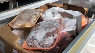 Çayırova'da bir kasapta zabıta tarafından yapılan denetimde  son kullanma