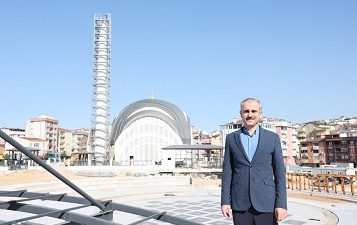 Çayırova Belediye Başkanı Bünyamin Çiftçi, Çayırova Kent Meydanı’nda devam eden