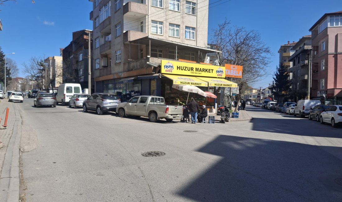Gebze Sultan Orhan Mahallesi Kışla Caddesi girişinde yaşanan trafik yoğunluğu,