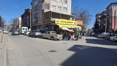 Gebze Sultan Orhan Mahallesi Kışla Caddesi girişinde yaşanan trafik yoğunluğu,