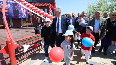  Kocaeli Büyükşehir Belediye Başkanı Tahir Büyükakın’ın da katıldığı tören çocukların