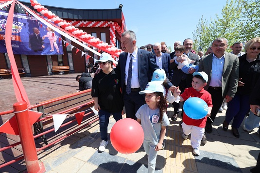  Kocaeli Büyükşehir Belediye Başkanı Tahir Büyükakın’ın da katıldığı tören çocukların